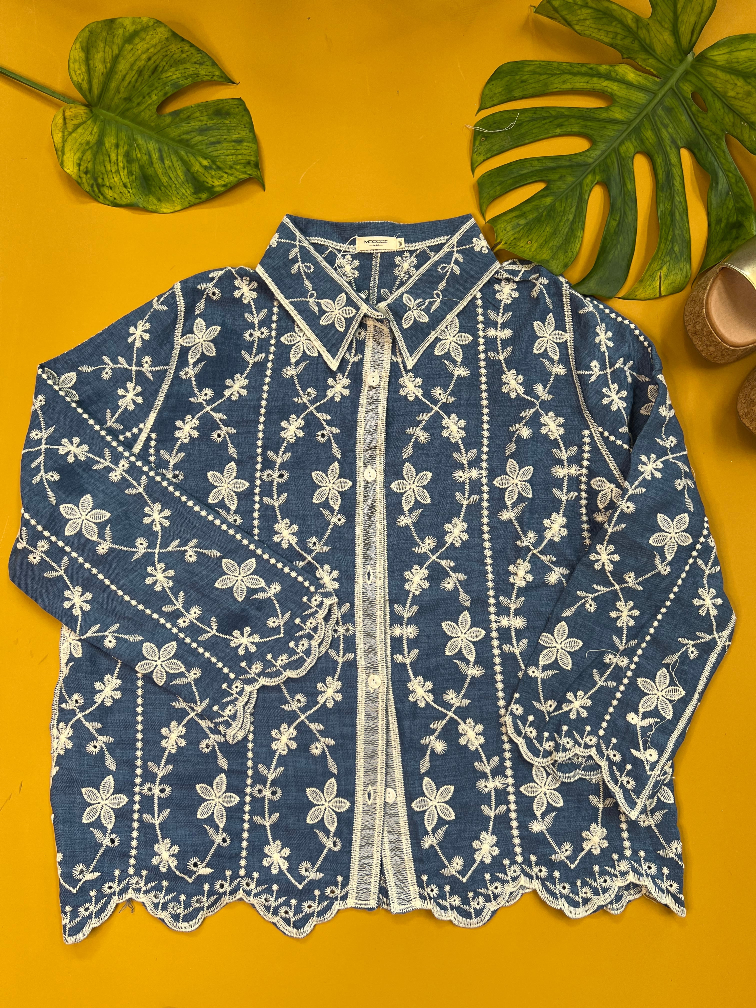 CAMISA DENIM BORDADA HOJAROTA