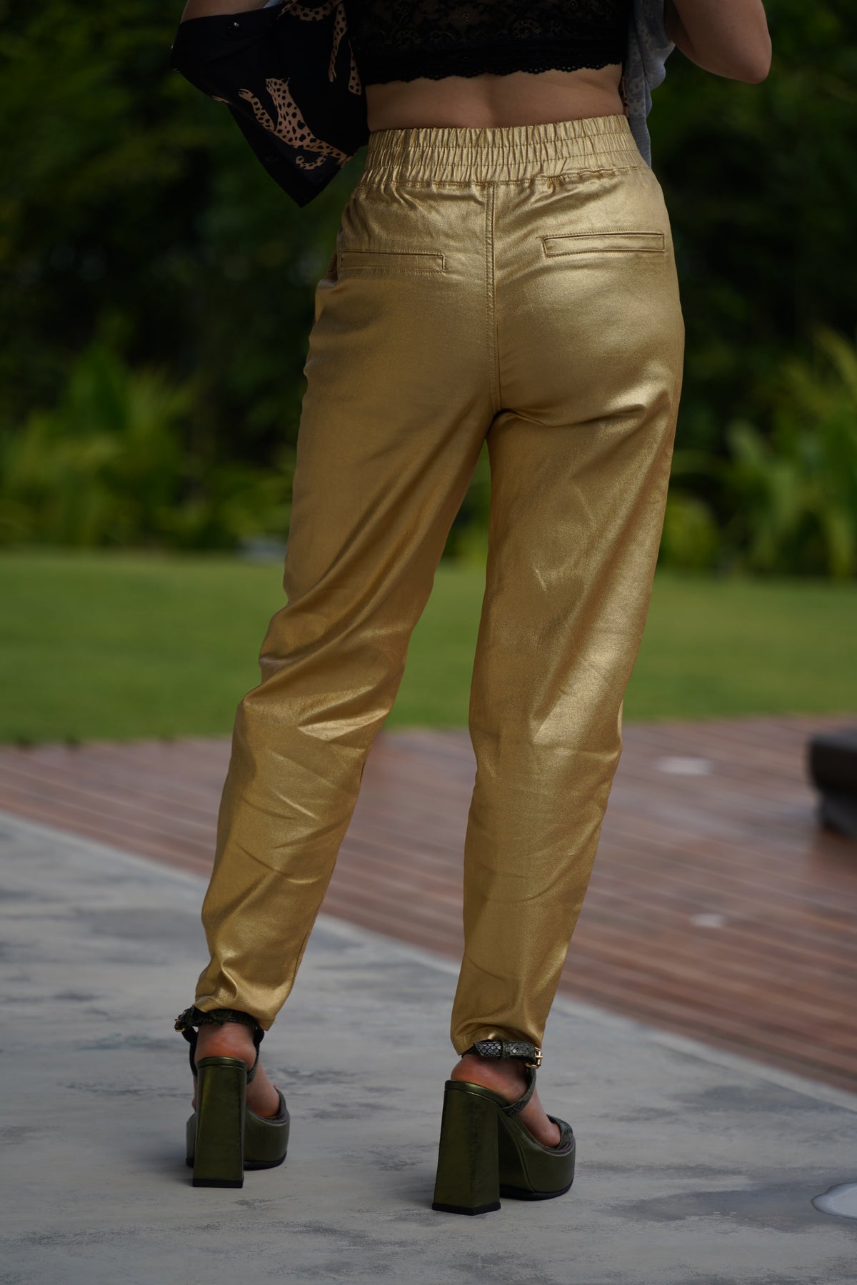 PANTALONES DORADOS
