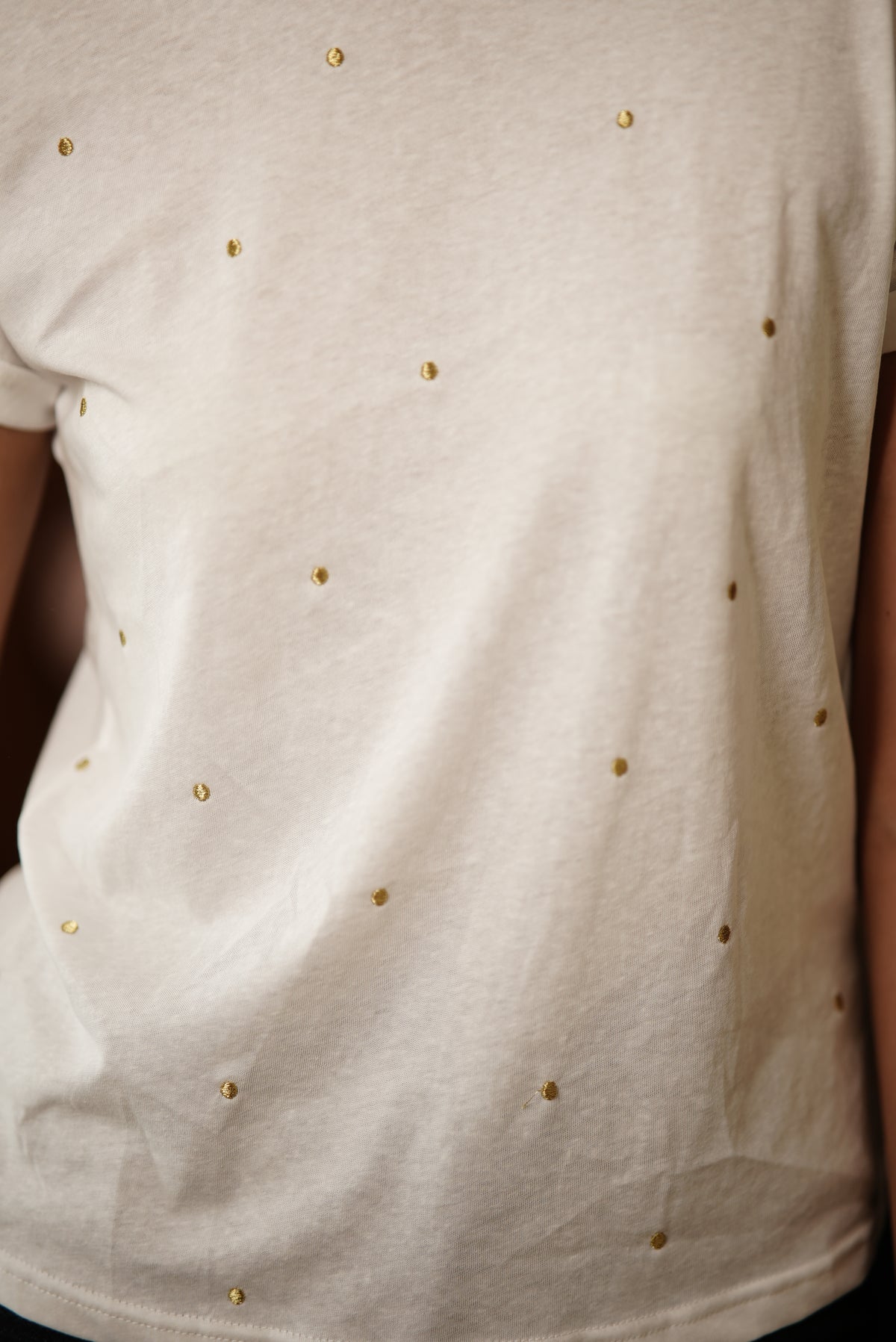 CAMISETA PUNTOS DORADOS