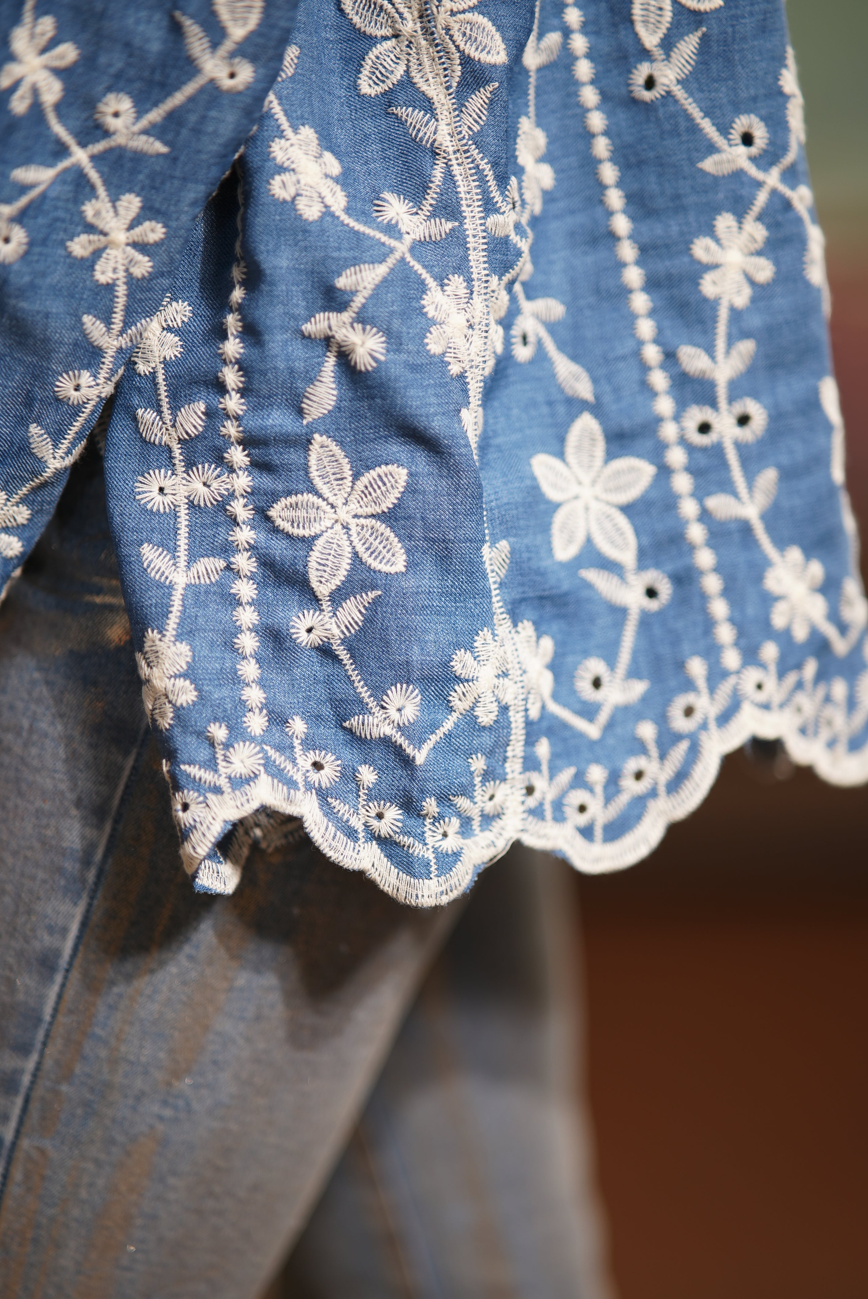 CAMISA DENIM BORDADA HOJAROTA
