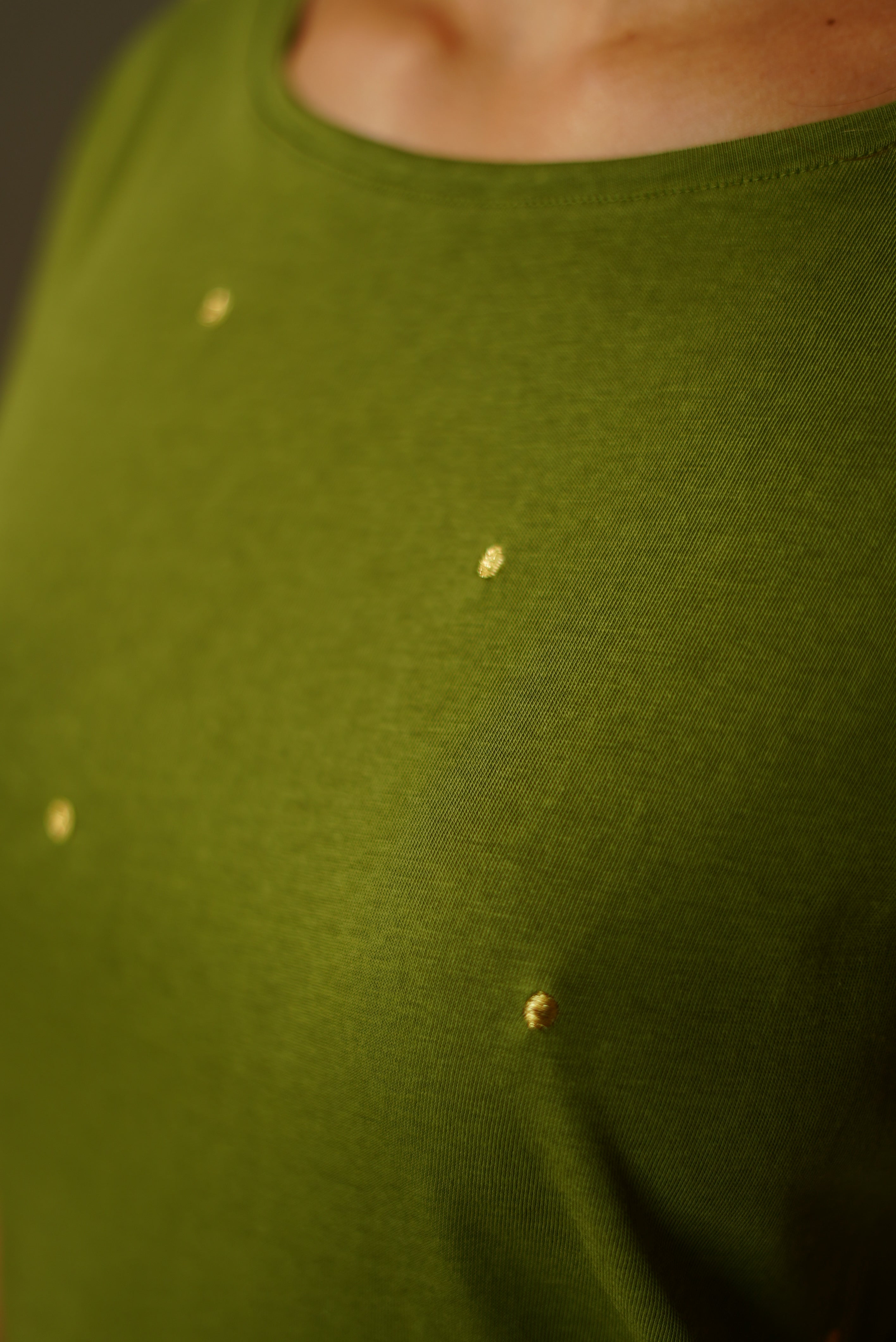 CAMISETAS CON PUNTOS DORADOS