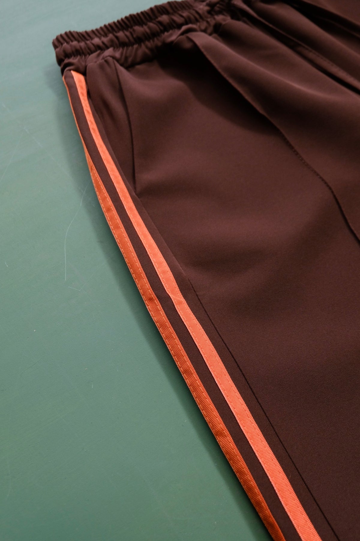 PANTALON SUDADERA CAFE CON RAYAS