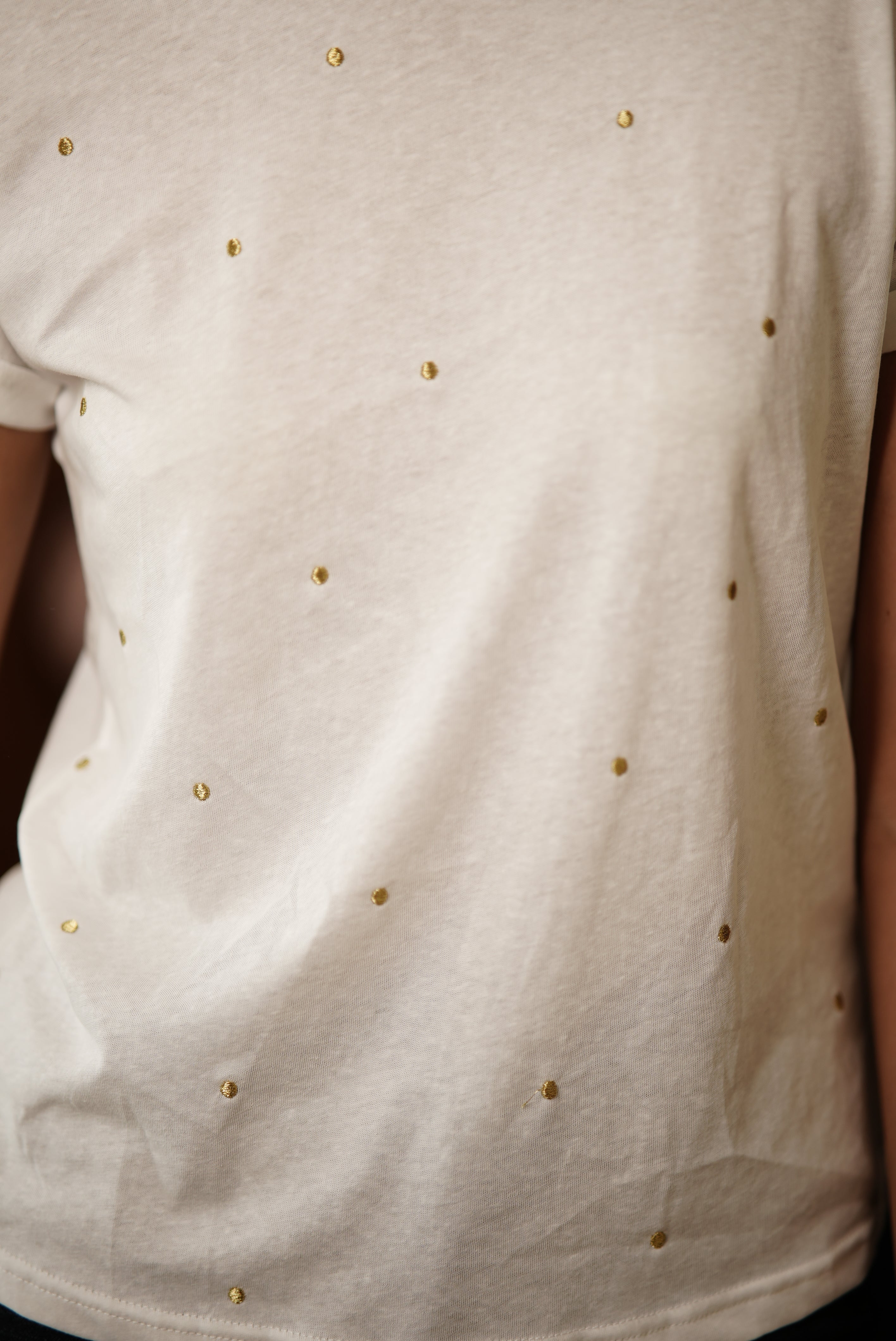 CAMISETAS CON PUNTOS DORADOS