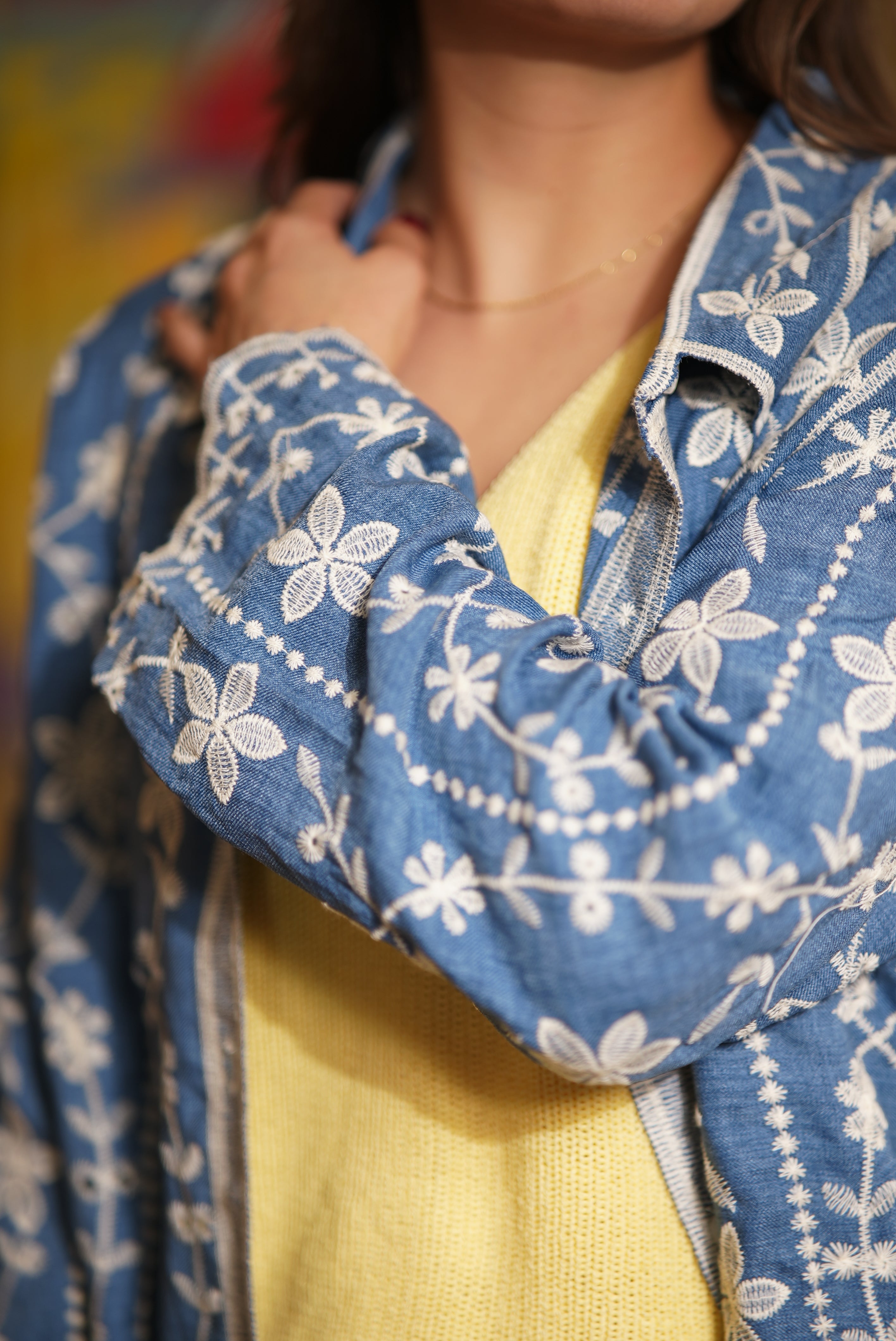 CAMISA DENIM BORDADA HOJAROTA