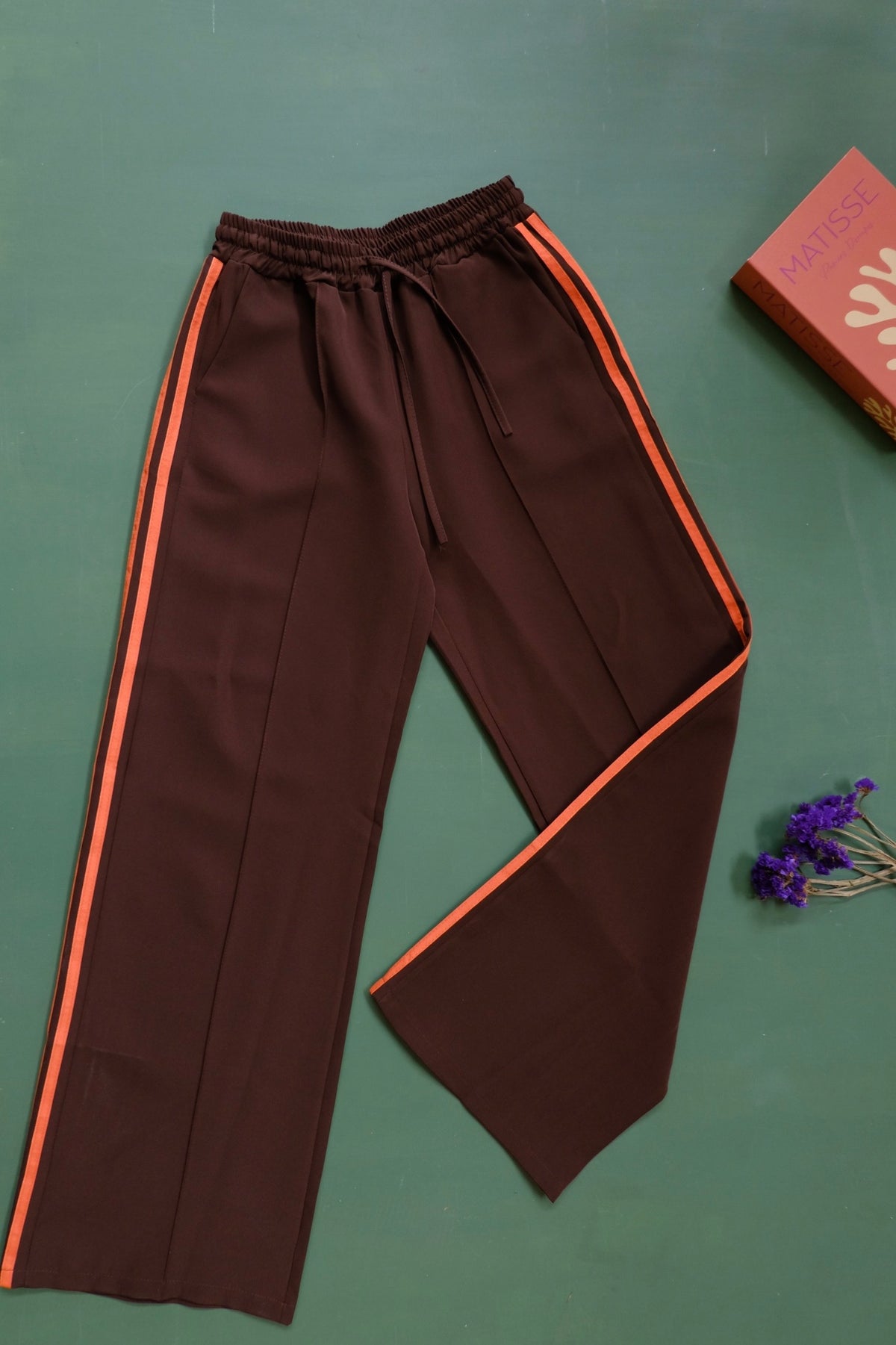 PANTALON SUDADERA CAFE CON RAYAS