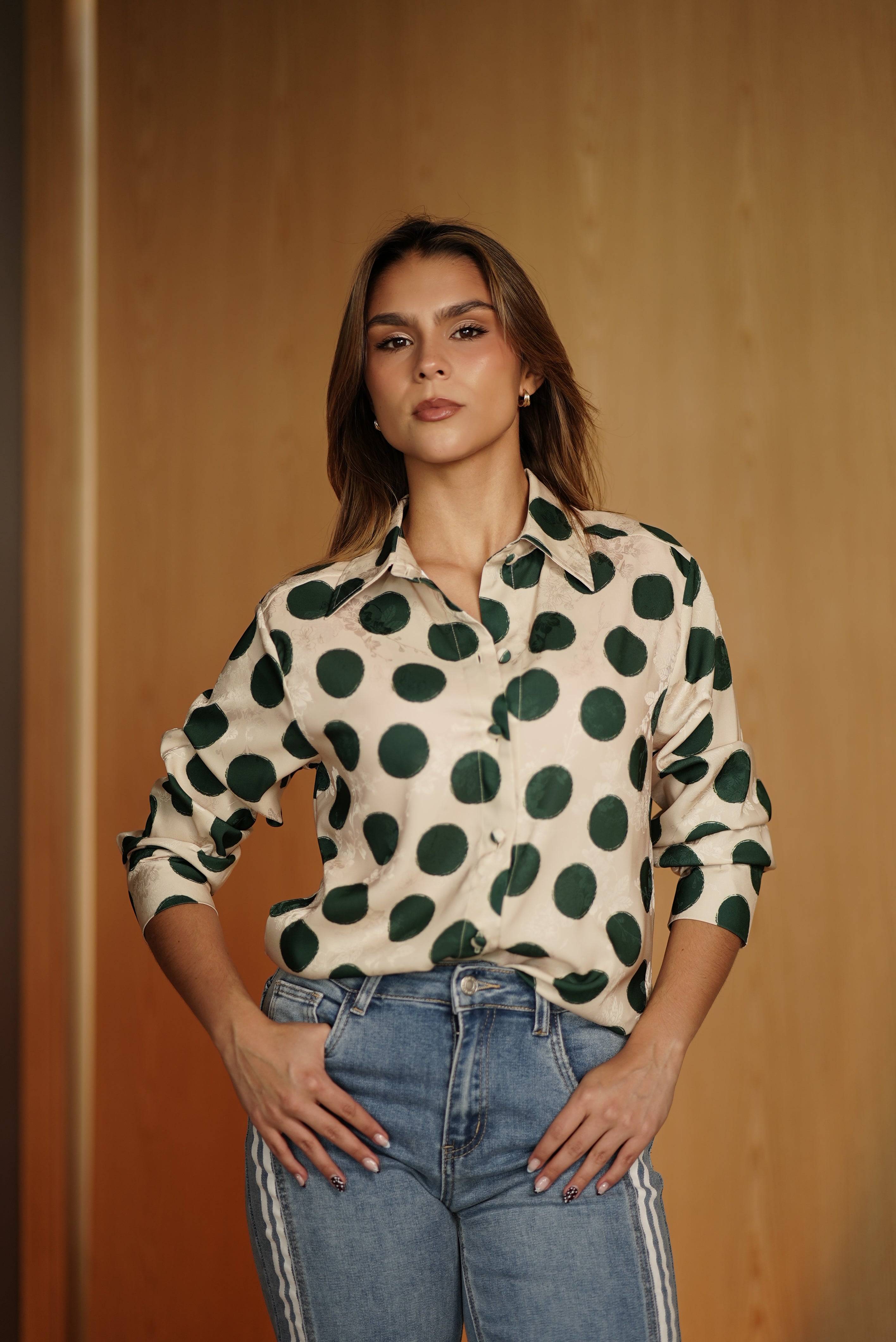 CAMISA BEIGE BOLAS VERDE